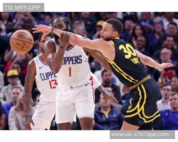 勇士与小牛激战三月二十六日NBA赛场精彩对决引发球迷热议 勇士与小牛激战三月二十六日NBA赛场精彩对决引发球迷热议